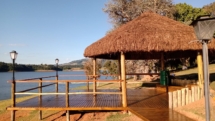 Deck de Hotel Fazenda com quiosque de palha para lago de pesca