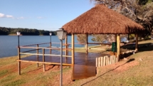 Deck de Hotel Fazenda com quiosque de palha para lago de pesca