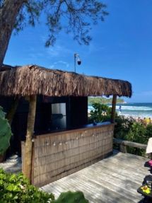 Bar e Restaurante com cobertura de palha na praia