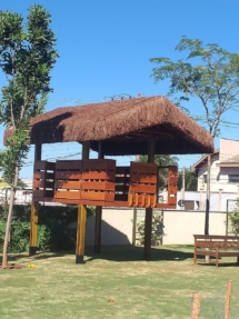 Playground- Casinha da árvore suspensa com telhado de palha de piaçava